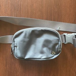 Lululemon Everywhere belt bag | Grey